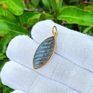 Colgante de labradorita hecho a mano en oro macizo de 18 quilates / Piedra preciosa con destellos azules naturales / Joyería delicada con encanto / Sello de 18 quilates