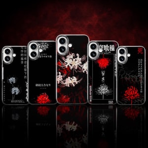 Puede incluir: Una colección de cinco fundas negras para teléfonos con diseños florales y texto japonés. Las fundas presentan flores blancas y rojas, con diferentes diseños de texto. Las fundas se muestran sobre un fondo rojo oscuro.