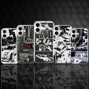 以下が含まれることがあります： 白黒グラフィックのスマートフォンケース5個セット。車のイラスト、日本語テキスト、レースをテーマにしたステッカーのデザインが含まれています。ケースは暗い背景に配置され、下に反射が見えます。