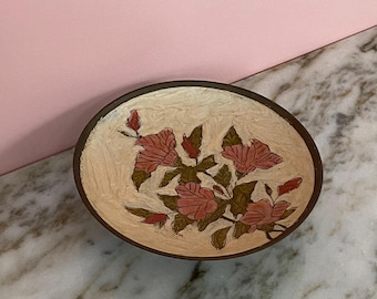 Antyczne mosiężne naczynie z emalii w kwiaty, wyprodukowane w Indiach, misa na nóżce, misa na postumencie