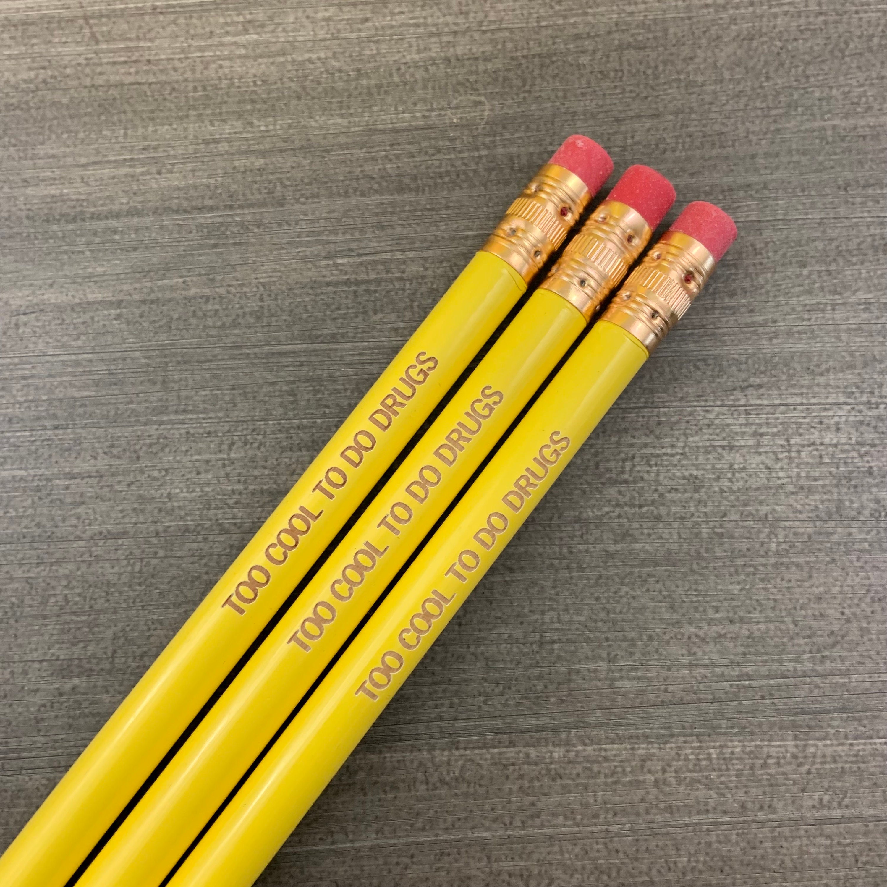 Ensemble de crayons trop cool pour faire de la drogue en moutarde. 3  crayons. lot de crayons gravés. -  France