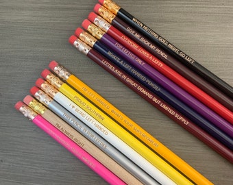 Linkes Bleistifte-Bundle. Zwei Sets Bleistifte für Ihren liebsten Linkshänder. Südpfoten Geschenke. Vintage Weihnachtsstiefel für Linkshänder