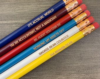 Set di matite da commercialista Badass Bean. Set 6 matite personalizzate in legno multicolore. citazioni multiple. Regalo nazionale per la giornata del contatore dei fagioli