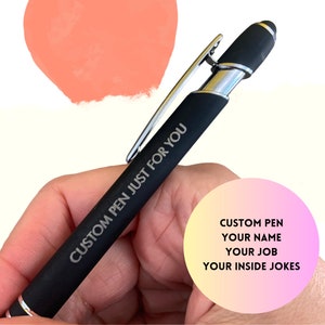 Peut inclure: Un stylo noir avec un clip argenté et une pointe tactile. Le stylo est gravé avec le texte "CUSTOM PEN JUST FOR YOU".