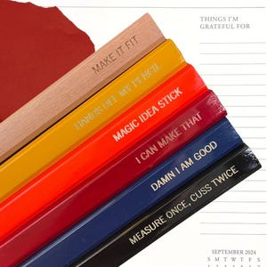Assorted Zimmerer Bleistifte, mehrere Zitate und Farben. Geschenk für den Schreiner und Zimmermann. Machs passend. Verflucht bin ich brav. Vatertag.