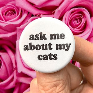 Fragen Sie mich nach meinen Katzen - Lustiger 3,25-Zoll-Button für Katzenliebhaber, Katzenmama Geschenk, Katzenpapa Pin