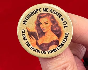 Sassy Vintage Pin-Up Button – „Interrupt Me Again” 1,25” Zabawny prezent dla miłośnika książek i czytelników
