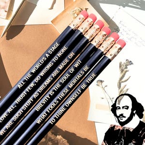 Crayons gravés Shakespeare – Lot de 6 | Cadeau pour les écrivains et les fans de Shakespeare. Cadeaux littéraires.