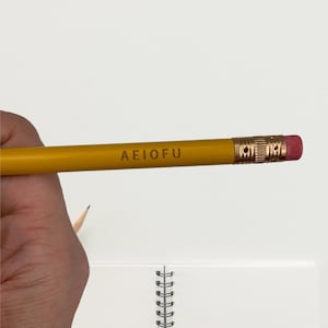 母音AEIOFUが刻印された鉛筆を購入します。