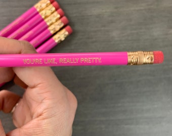 Eres como un juego de lápices realmente bonito, 6 lápices de color rosa. El regalo de Galentino.