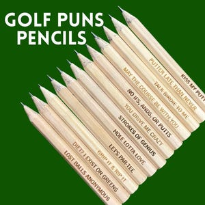 Puede incluir: Un conjunto de lápices de madera con juegos de palabras sobre golf. Los lápices están dispuestos en diagonal sobre un fondo verde. Los lápices incluyen frases como "Kiss My Putt" y "Lost Balls Anonymous".