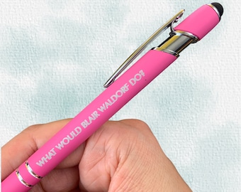 Könnte beinhalten: Ein rosa Stift mit silberner Klammer und einem Stift. Der Stift trägt den Text "WHAT WOULD BLAIR WALDORF DO?"