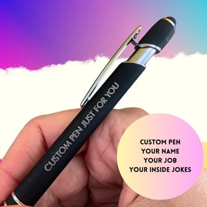 Könnte beinhalten: Ein schwarzer Stift mit silberner Klammer und einem Stift. Der Stift ist mit dem Text "CUSTOM PEN JUST FOR YOU" graviert.