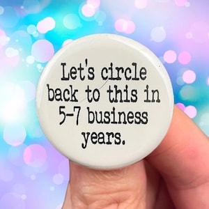 Lass uns zu diesem Button zurückkommen: Corporate Burnout Humor Geschenk