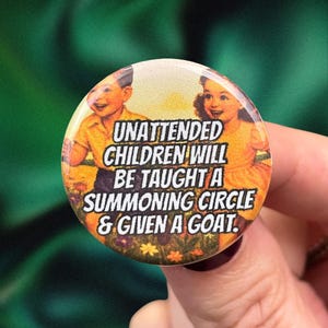 Könnte beinhalten: Ein runder Knopf mit einer Illustration im Vintage-Stil von zwei Kindern. Der Knopf trägt den Text "Unbeaufsichtigte Kinder werden einen Beschwörungskreis lernen und eine Ziege bekommen."