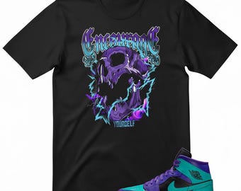 Maglietta con teschio e scritta "Encourage Yourself" da abbinare alle AJ 1 Mid Purple Aqua, maglietta streetwear gotica, t-shirt abbinata alle sneaker, maglietta con tuono dall'estetica dark