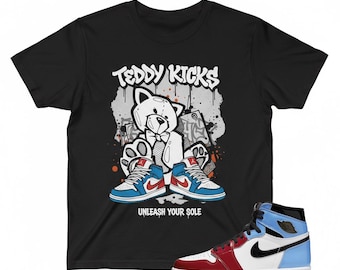 Maglietta grafica Teddy Kicks – AJ 1 High UNC a Chicago Match