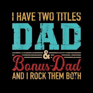 Può includere: Design grafico nero con testo che recita "I HAVE TWO TITLES DAD & Bonus-Dad AND I ROCK THEM BOTH" in giallo, verde acqua e rosso. Il design ha un aspetto invecchiato e vintage.