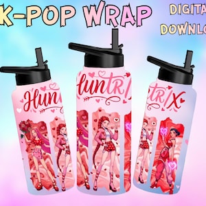 Puede incluir: Tres botellas de agua con tapas negras y diseños rosas y blancos. Las botellas presentan las palabras "Hun", "Huntrix" y "Trix" en una fuente cursiva, junto con ilustraciones de personajes de estilo K-Pop. También son visibles las palabras "K-Pop Wrap" y "Digital Download".