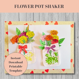 Può includere: Un biglietto fatto a mano con due shaker per vasi di fiori. Ogni shaker è un barattolo di vetro pieno di coriandoli gialli e verdi, sormontato da fiori di carta colorati e legato con un nastro. La carta ha il testo "Flower Pot Shaker" e "Instant Download Printable Template".