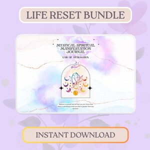 Può includere: Una copertina di diario rettangolare con uno sfondo ad acquerello nei toni del viola, blu e rosa con linee dorate. Il testo recita LIFE RESET BUNDLE, MYSTICAL SPIRITUAL MANIFESTATION JOURNAL, LAW OF ATTRACTION e INSTANT DOWNLOAD.