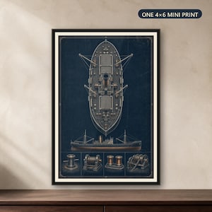 Peut inclure: Une mini-impression 4x6 encadrée présentant un plan nautique bleu foncé. L'œuvre affiche une vue de dessus d'un navire à vapeur, un profil latéral du même navire et quatre illustrations détaillées de divers treuils et bollards de pont.