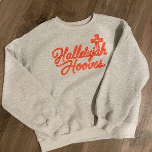 Bluza z nadrukiem konia chrześcijańskiego, odzież religijna, szara, z okrągłym dekoltem, Hallelujah Hooves, odzież jeździecka, prezent, odzież religijna dla koni, odzież duchowa, wygodna zdjęcie 12