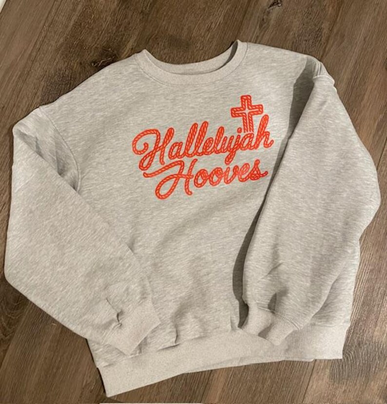Bluza z nadrukiem konia chrześcijańskiego, odzież religijna, szara, z okrągłym dekoltem, Hallelujah Hooves, odzież jeździecka, prezent, odzież religijna dla koni, odzież duchowa, wygodna zdjęcie 12