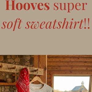 Może przedstawiać: Jasnoszara bluza z napisem "Hallelujah Hooves" w kolorze czerwonym. Bluza ma swobodny kr&oacute;j i nadaje się do noszenia na co dzień. Zdjęcie przedstawia bluzę w r&oacute;żnych ustawieniach.