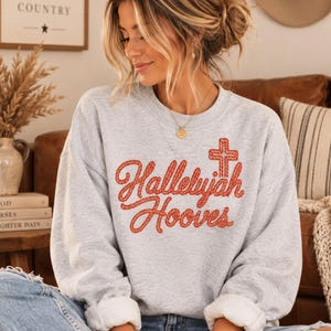 Bluza z nadrukiem konia chrześcijańskiego, odzież religijna, szara, z okrągłym dekoltem, Hallelujah Hooves, odzież jeździecka, prezent, odzież religijna dla koni, odzież duchowa, wygodna zdjęcie 1