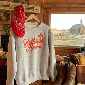 Bluza z nadrukiem konia chrześcijańskiego, odzież religijna, szara, z okrągłym dekoltem, Hallelujah Hooves, odzież jeździecka, prezent, odzież religijna dla koni, odzież duchowa, wygodna zdjęcie 14