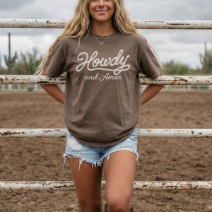 Camiseta cristã estilo faroeste com estampa tipográfica de fé, casual, em algodão tingido, unissex, estilo country, religiosa, rústica, com oração.