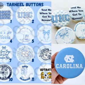以下が含まれることがあります： 様々なデザインとテキストが施された、水色と白のターヒールボタンのコレクション。UNCのロゴが入ったボタンや、「Carolina on my mind」や「Text Me When You Get To Kenan!」などのフレーズが入ったボタンがあります。