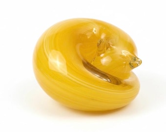 Pisapapeles de cristal con forma de gato durmiendo de color amarillo