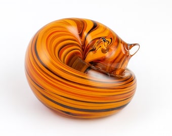 Pisapapeles de cristal con forma de gato atigrado durmiendo de color naranja