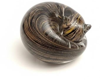 Pisapapeles de gato atigrado durmiendo de vidrio negro dorado