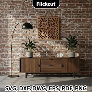 Può includere: Un'opera d'arte da parete in legno con un intricato design geometrico è appesa sopra un mobile in legno in stile moderno della metà del secolo. Due piante in vaso affiancano un piccolo orologio sul mobile. Una lampada da terra nera e un muro di mattoni completano la scena. L'immagine include il testo "Flickcut" e "SVG, DXF, DWG, EPS, PDF, PNG".