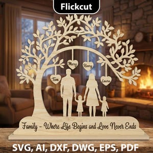 Op de afbeelding: Houten familiestamversiering met de namen Tom, Mary, Henry en Laura op hartvormige hangers. De basis toont de tekst "Family - Where Life Begins and Love Never Ends". Inclusief een familiesilhouet.