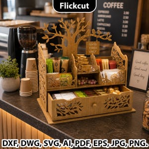 Könnte beinhalten: Ein hölzerner Kaffee- und Tee-Organizer mit mehreren Fächern und einer Schublade. Der Organizer hat ein baumförmiges Design auf der Oberseite mit einem Schild mit der Aufschrift "GOOD VIBES ONLY". Der Organizer ist mit Kaffee- und Teezubehör gefüllt. Der Text "DXF, DWG, SVG, AI, PDF, EPS, JPG, PNG" befindet sich unten.