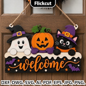 Puede incluir: Un letrero de madera para puerta de Halloween con un fantasma blanco con sombrero negro, una calabaza naranja y un gato negro con sombrero morado. La base negra tiene la palabra welcome en naranja, decorada con murciélagos y estrellas.