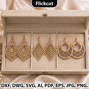 Peut inclure: Trois paires de boucles d'oreilles en bois découpées au laser présentées dans un coffret à bijoux en velours beige. L'ensemble comprend des formes en goutte, losange et cercle avec des motifs géométriques. Le texte Flickcut et DXF, DWG, SVG, AI, PDF, EPS, JPG, PNG est visible.