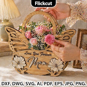 Op de afbeelding: Houten vlindervormige mand met een handvat, gevuld met roze rozen en witte bloemen. De mand heeft de woorden "Love You Forever Mom" en bloemuitsparingen. De afbeelding bevat de tekst "Flickcut" en bestandstype-opties.
