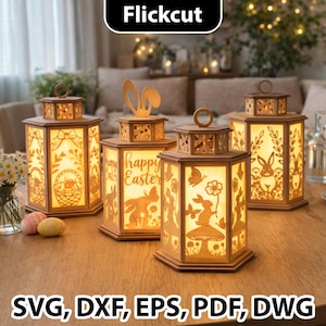 Puede incluir: Faroles de Pascua de madera con intrincados diseños recortados de conejos, mariposas y motivos florales. Los faroles tienen un brillo cálido y el texto "happy Easter". Los faroles están sobre una mesa de madera.