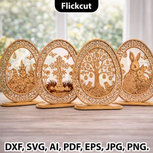 Peut inclure: Quatre décorations en forme d'œuf de Pâques en bois avec des motifs découpés au laser. Chaque œuf présente une scène différente : des gnomes, une croix, un arbre avec des oiseaux et un lapin avec des œufs. Les décorations sont sur des socles en bois.