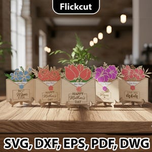 Op de afbeelding: Vijf houten Moederdag bloemstukken met lasergesneden bloemmotieven. Elk arrangement heeft een ander bloemtype en een boodschap: "Best Mom Ever", "Happy Mother's Day", "Thanks Mom" en "Love You Mom". De afbeelding bevat ook de tekst "SVG, DXF, EPS, PDF, DWG."