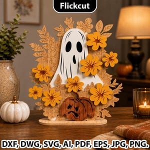 Puede incluir: Una decoración de madera en capas que presenta un fantasma blanco, una calabaza tallada marrón y flores naranjas con follaje. El diseño incluye el texto Flickcut en la parte superior y DXF, DWG, SVG, AI, PDF, EPS, JPG, PNG abajo.
