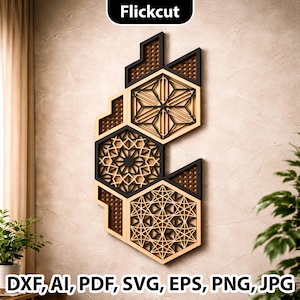 Puede incluir: Arte mural geométrico de madera con un diseño en capas. La obra presenta formas hexagonales con intrincados patrones en tonos marrón y negro. El texto "Flickcut" está en la parte superior y "DXF, AI, PDF, SVG, EPS, PNG, JPG" en la parte inferior.