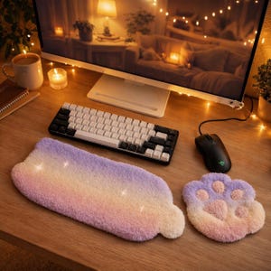 Reposamuñecas doble perforado a mano con degradado de brillo opalino, soporte iridiscente para teclado y ratón para espacios de trabajo con estética pastel.