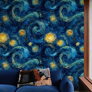 Puede incluir: Un salón moderno con un sofá azul marino y cojines. La pared principal está cubierta con papel pintado que reproduce "La noche estrellada" de Van Gogh. La habitación tiene un diseño contemporáneo y una gran ventana.