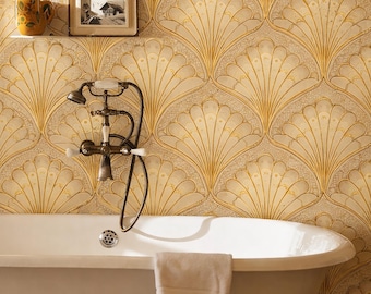 Puede incluir: Un baño con una bañera blanca con patas de león, grifos antiguos y papel pintado con un diseño de abanicos dorados y beige. Una pequeña estantería sostiene una taza y un cuadro enmarcado. El suelo tiene un patrón de baldosas.
